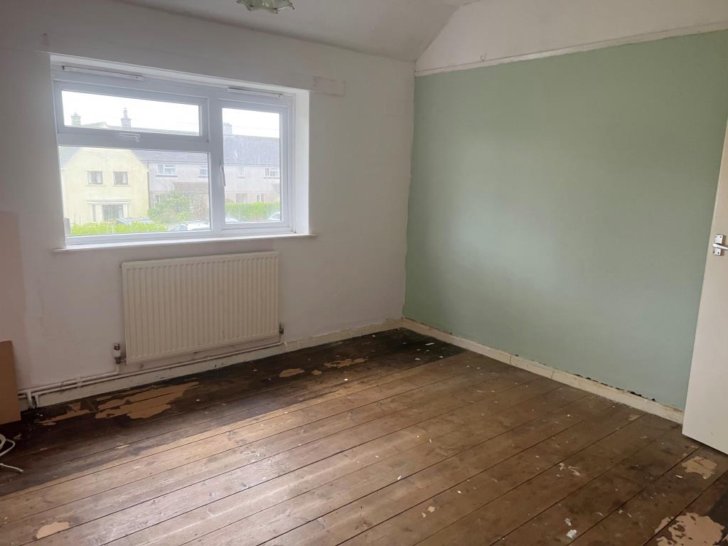 Lot: 127 - THREE-BEDROOM HOUSE FOR UPDATING - Bedroom